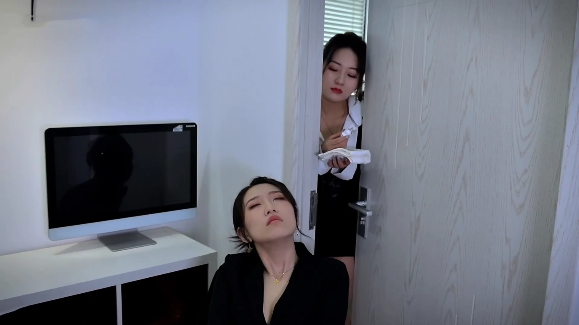 [Ligui丽柜] 2025.11.08 HD视频 与OL同事的缚戏迷情 Xixi